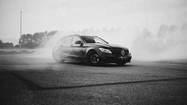 Comment installer un système de surveillance de la circulation en temps réel dans une Mercedes-Benz Classe E ?